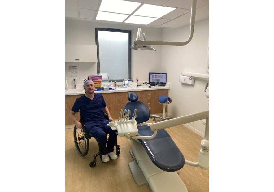 Une innovation pour l’accessibilité : Le fauteuil dentaire conçu pour les praticiens en fauteuil roulant